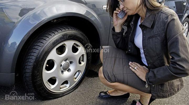 Hướng dẫn kiểm tra lốp ô tô bị rò rỉ hơi