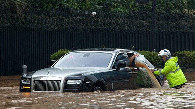 Hướng dẫn cách xử lý khi đỗ xe trong khu vực ngập nước