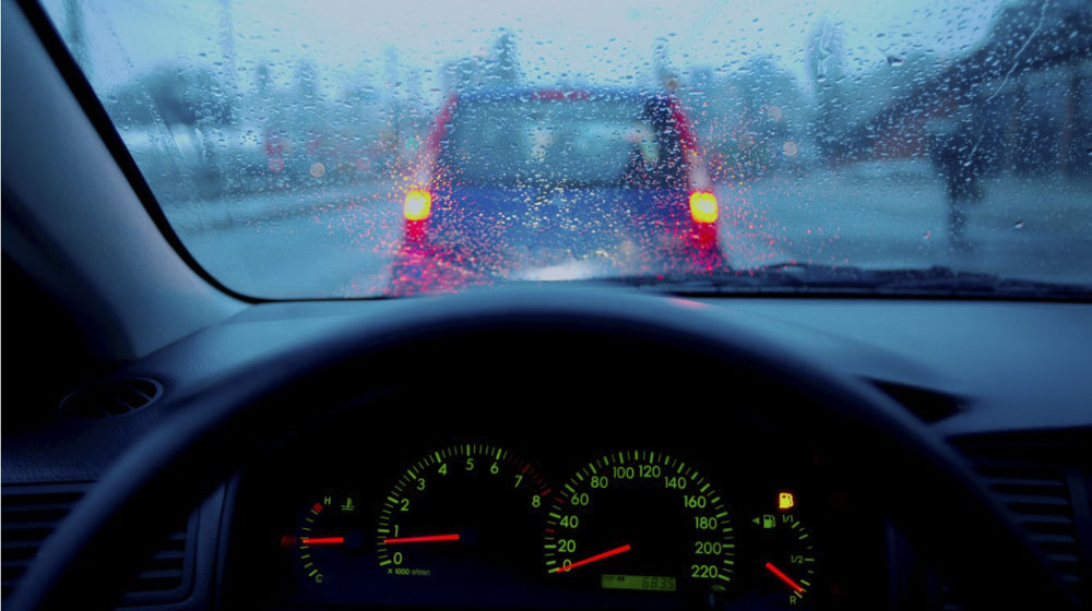 Nên làm gì khi ô tô bị mờ kính, nhòe gương khi trời mưa