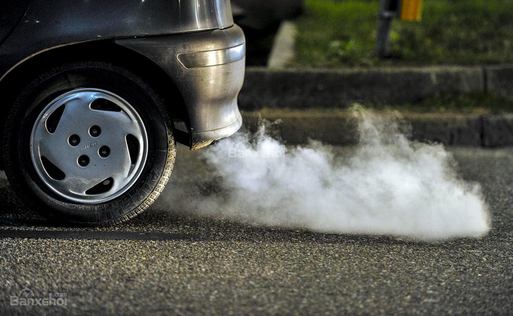 Tại sao một số xe ô tô có mùi khí thải rất khó chịu?