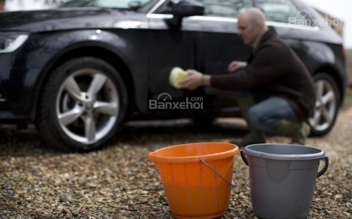 Lý do không nên sử dụng chất tẩy rửa bát đĩa để rửa xe hơi